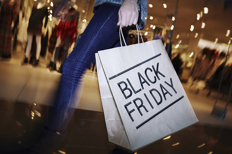 Consumidores no Black Friday