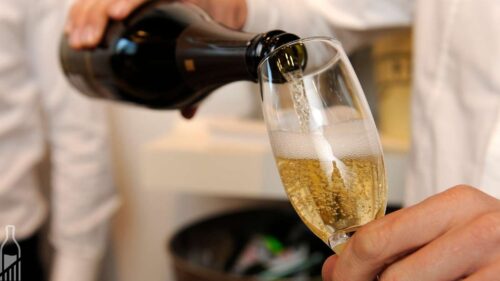 Espumante sendo servido